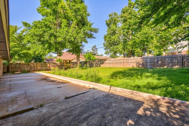 Building Photo - Spacious Elegance: Open Floor Plan, Dual V...