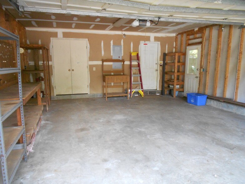 3 Bedroom 2 Bath House for Rent in Quail Hollow in Mt Pleasant. Lots of Upgrades. 3 Miles to IOP - 2084 Presidio Dr