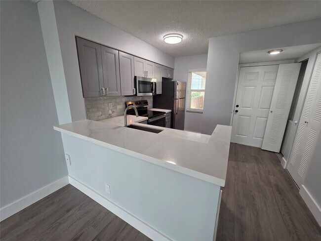 Building Photo - 2108 S Cypress Bend Dr