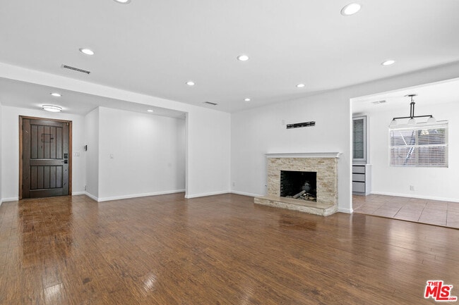 Building Photo - 4949 San Feliciano Dr