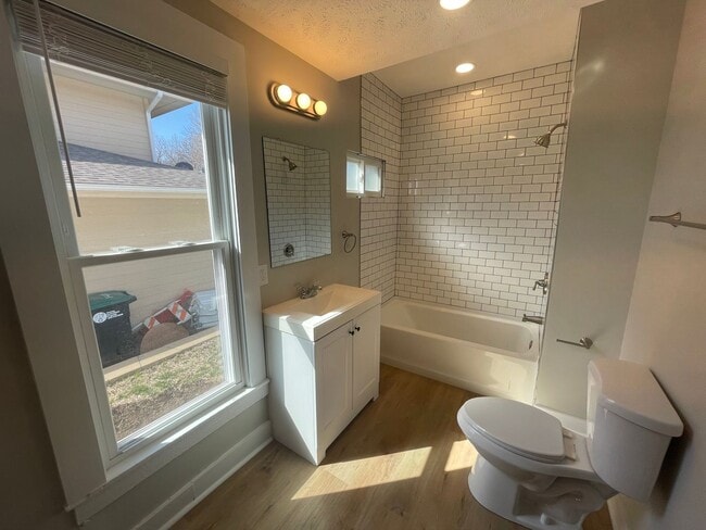Building Photo - Beautiful 2 Bed house