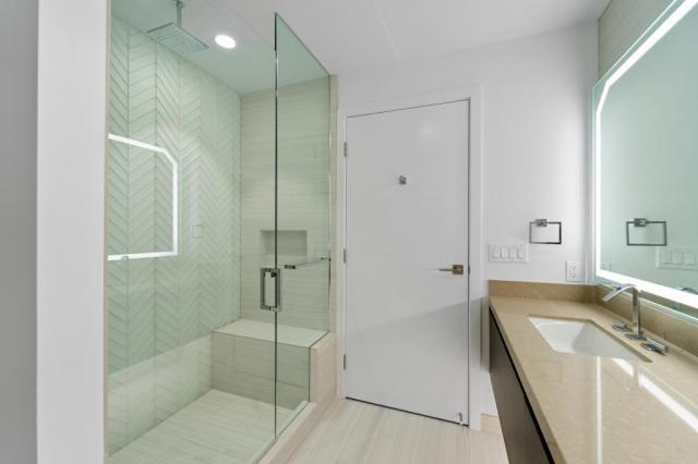 Building Photo - 2 bedroom in Bellevue WA 98004