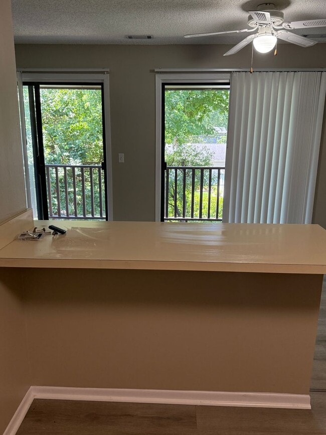 Building Photo - Recently Renovated 2 Bed 1 Bath in Naperville, Ready Now!