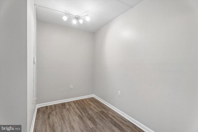 Building Photo - 400 Glendale Rd