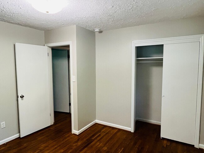 Building Photo - Cute cottage! 3 bed, 2 full bath, large bo...