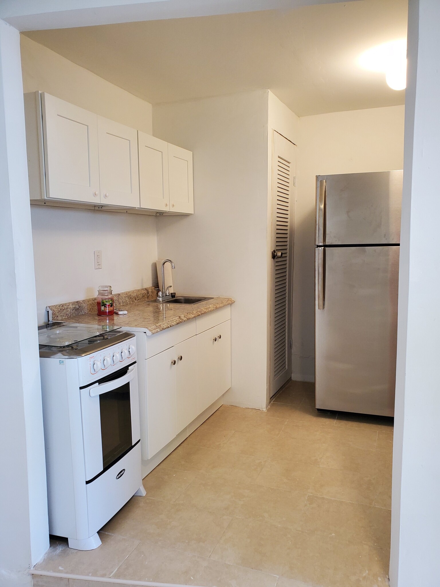 Kitchen - 410 SE 13th Ct