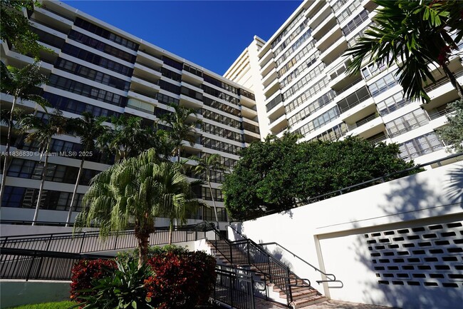 Building Photo - 2500 Parkview Dr