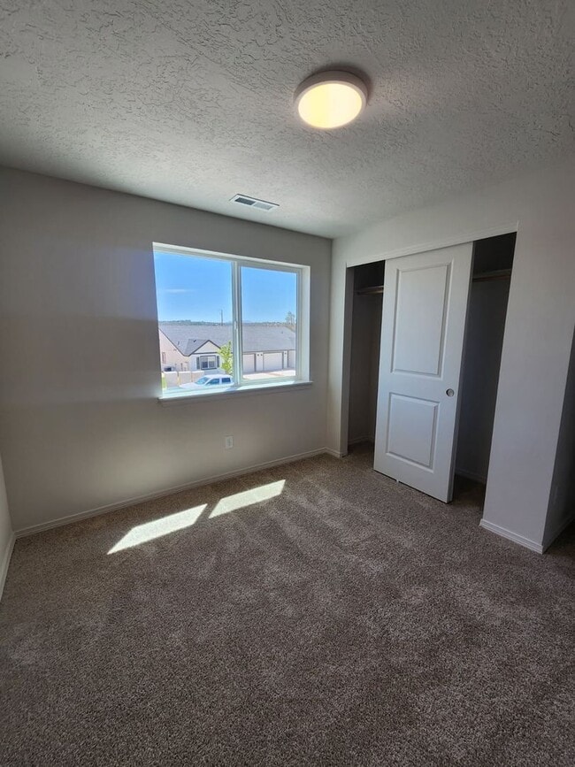 Building Photo - 922 Starview Ave