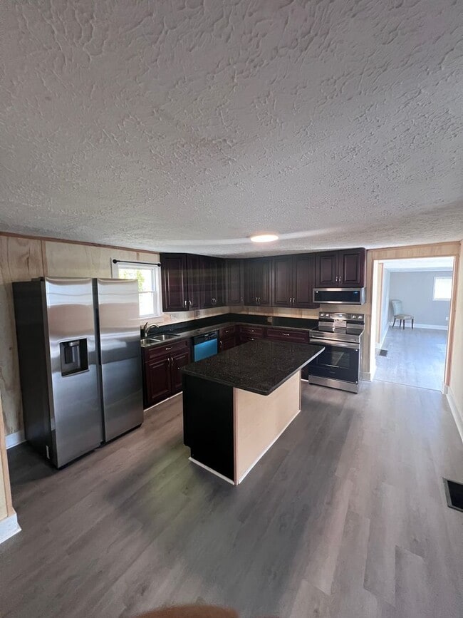 Building Photo - Charming Two-Story Home for Rent in North Hampton!