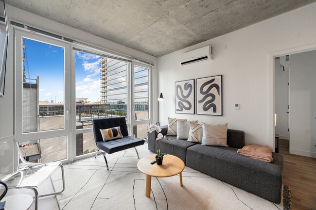 Building Photo - Central 4BR Apartment – Modern Living in Chicago