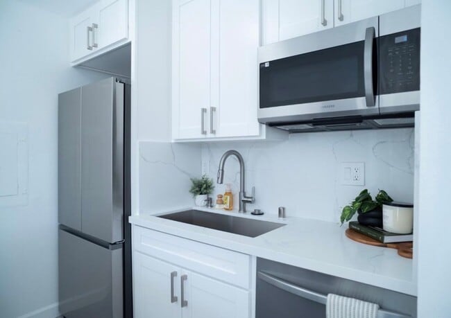 Building Photo - Island Style Living at Its Best! 2/1/1 in Makaha