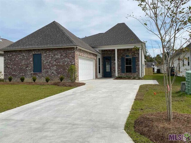Building Photo - 4 Bedroom House in Denham Springs