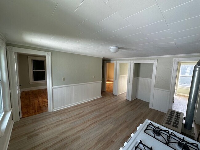 Building Photo - 83 Coombs St