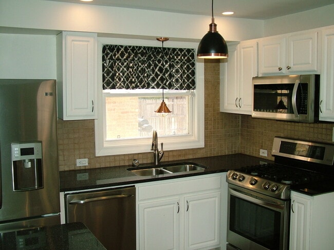 Building Photo - 5965 W Touhy Ave