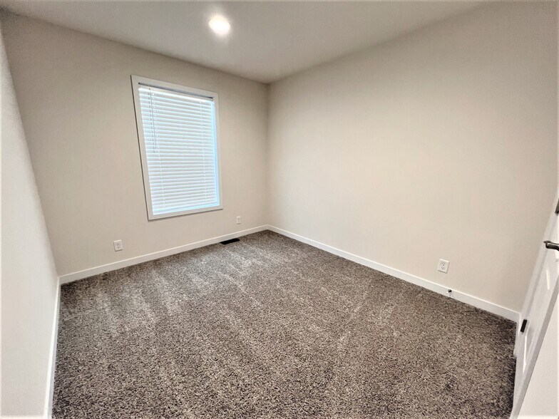 Building Photo - 5335 Coventry Dr