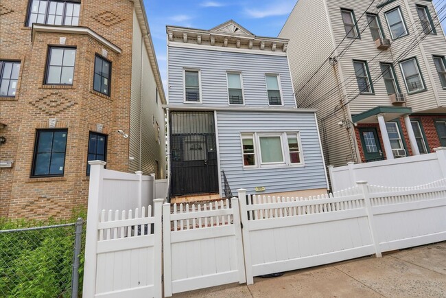Building Photo - 86 Seaview Ave