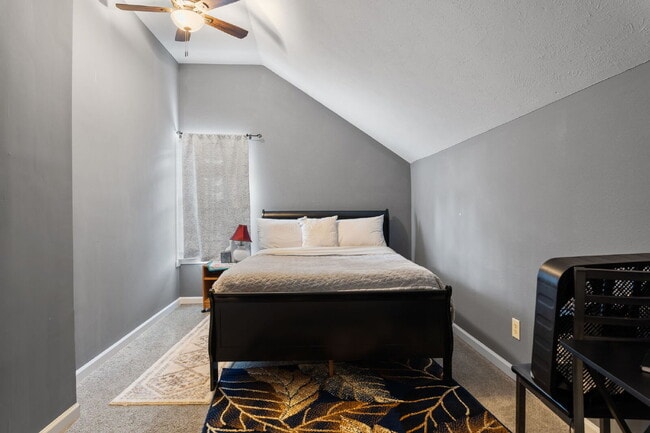 Building Photo - 2 Bed 2 Bath Garage Apartment in La Vergne