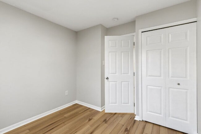 Building Photo - 335 Fullerton Pl