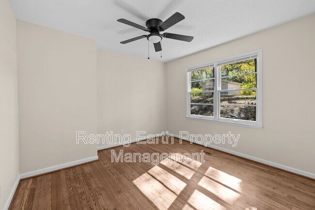 Building Photo - 405 18th Ave NW