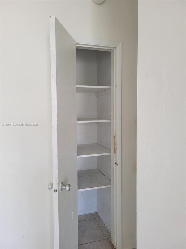 Building Photo - 914 N 16th Ct