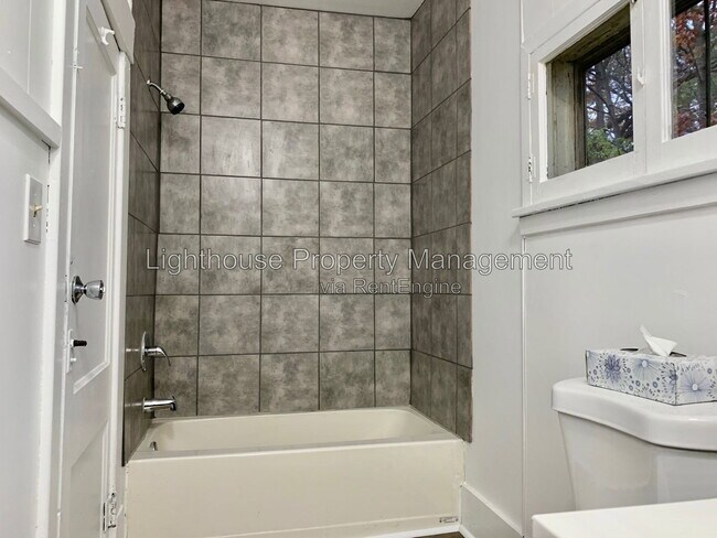 Building Photo - 2528 Hoyt St