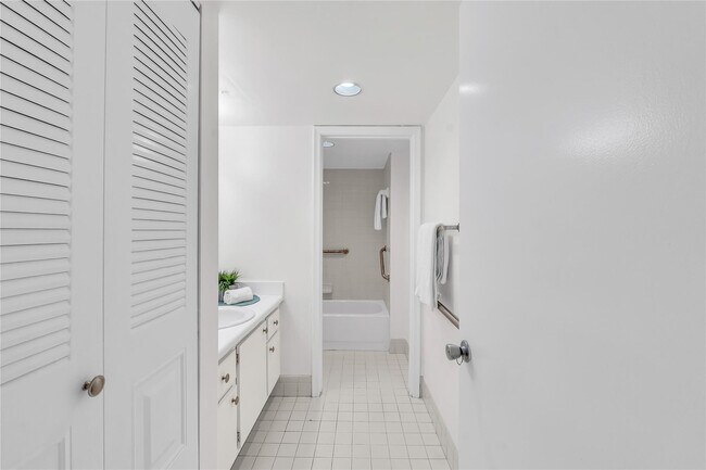 Building Photo - 1901 Bermuda Cir