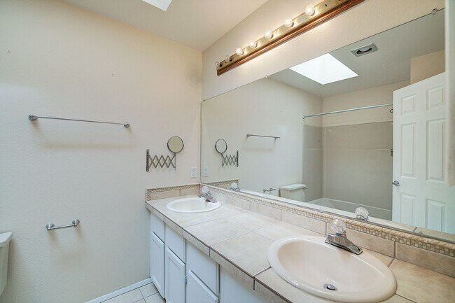 Building Photo - 2bd/2.5ba Woodinville Townhome