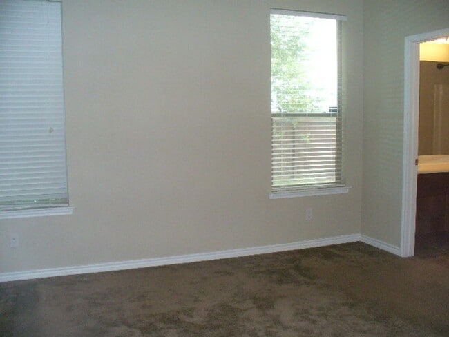 Building Photo - 4 Bedroom home ready for move-in