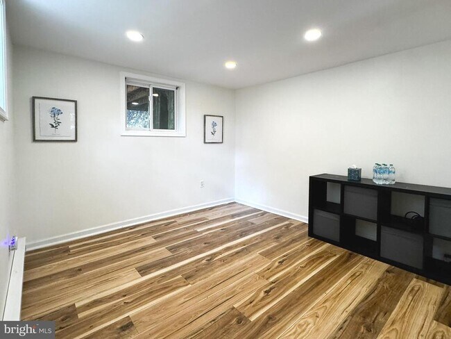 Building Photo - 10712 Warwick Ave