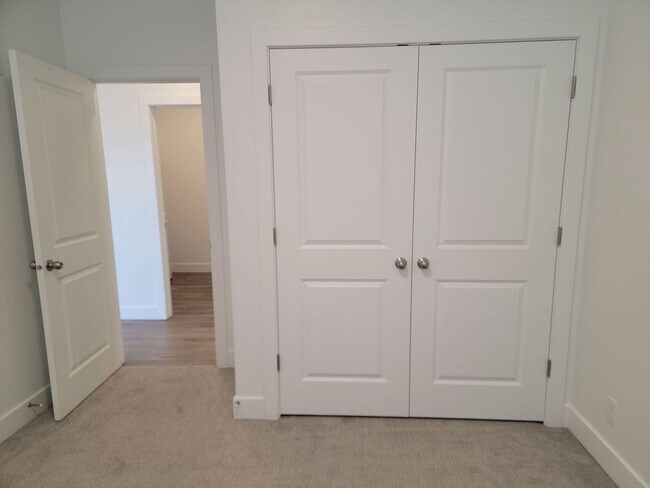 Building Photo - Stylish Desert Color 2 Bedroom Condo. Wash...