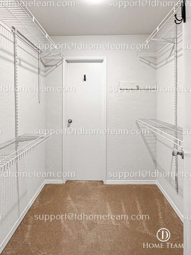 Building Photo - "Chic & Cozy 2-Bed Condo Retreat in Kirkland - 923 Sq Ft of Modern Living!"