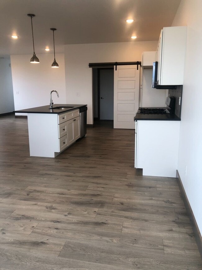 Building Photo - Two Story Town-Home! 3 Bedroom/ 2.5 Bath + 2nd Living Room! Oversized Rooms