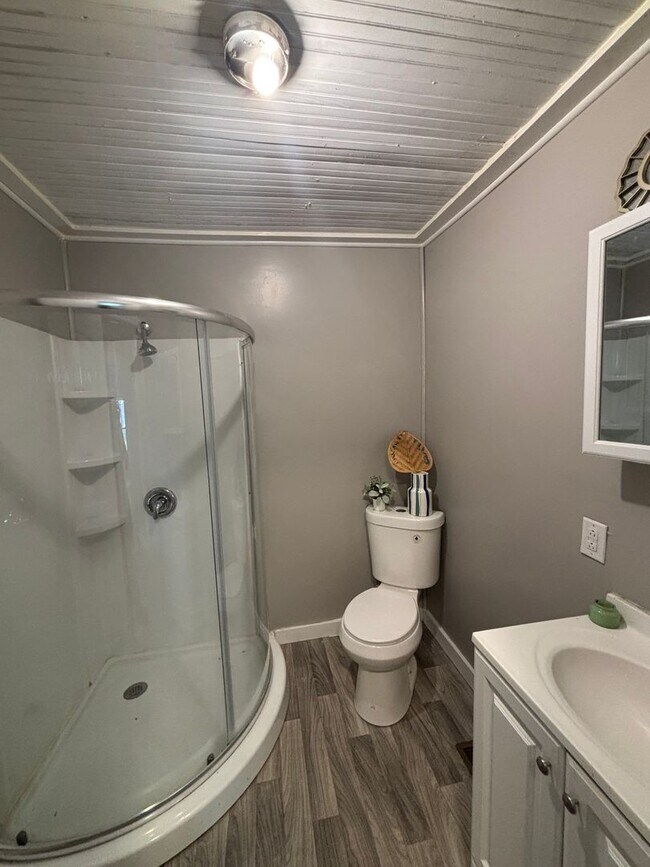 Building Photo - 3-Bed Home $1300 – Spacious & Move-In Ready!