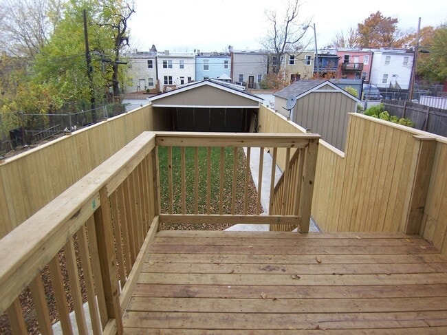 Building Photo - Large 3BR/2.5BA with yard and parking H St...