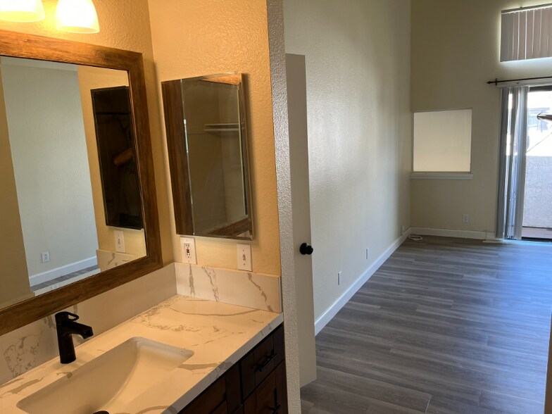 Building Photo - 1528 Granite Hills Dr