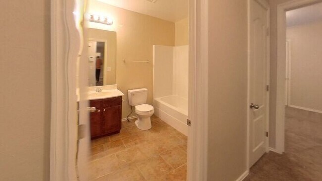 Building Photo - Yukon 4 Bed