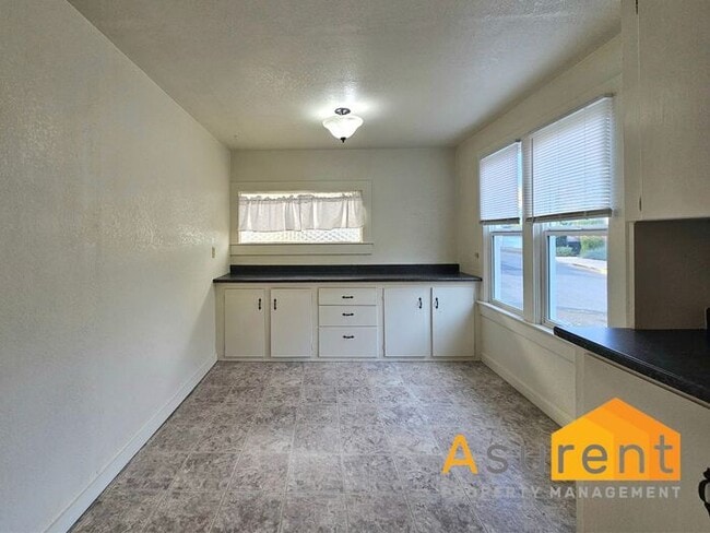 Building Photo - Charming 3-bedroom, 2-bathroom Home: Utili...