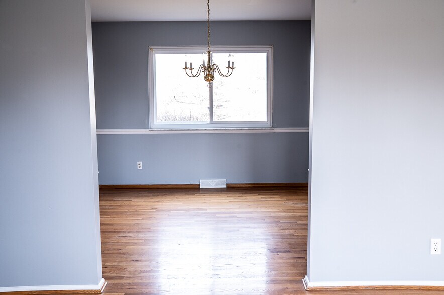 Building Photo - 10737 Silverbrook Dr