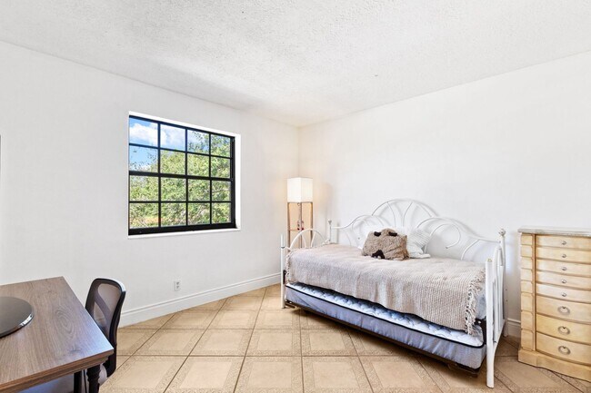 Building Photo - Beautiful Rustic Contemporary Duplex in Cu...