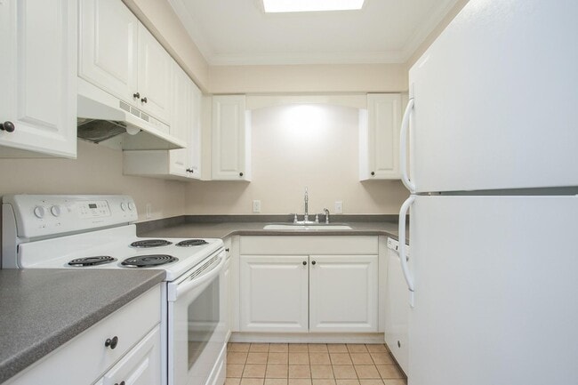 Building Photo - 525 N Dupont Ave