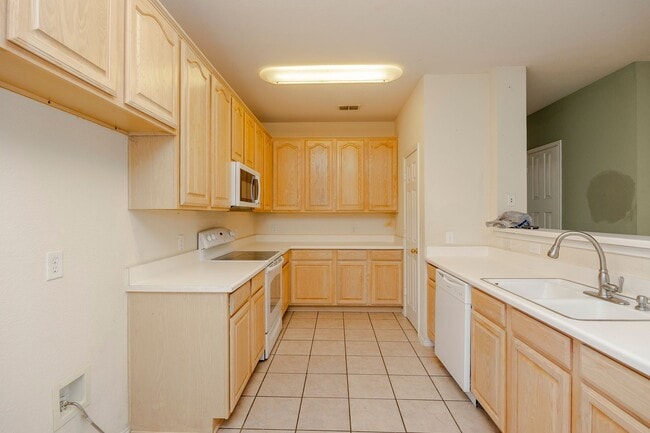 Building Photo - Great one story house with 3 bedrooms & st...