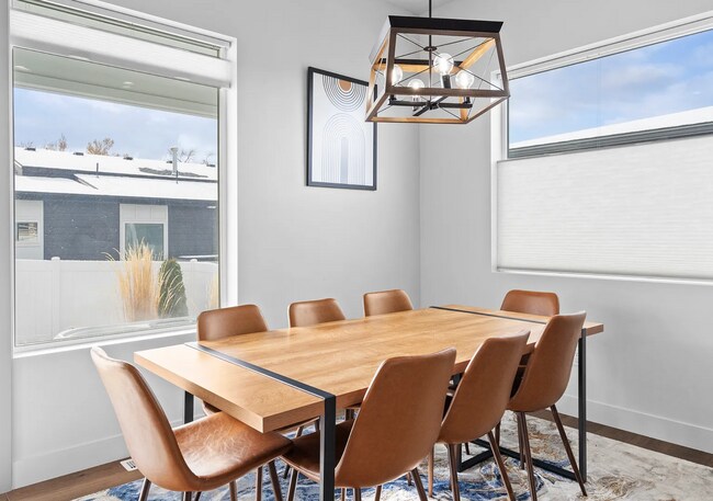 Building Photo - GORGEOUS Sandy Home!!!