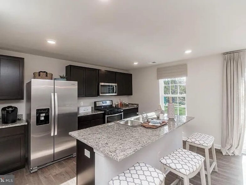 Modern kitchen with granite countertop and Island - 377 Aylesbury Ln