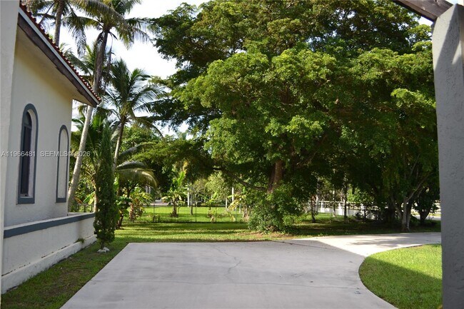 Building Photo - 5425 SW 190th Ave