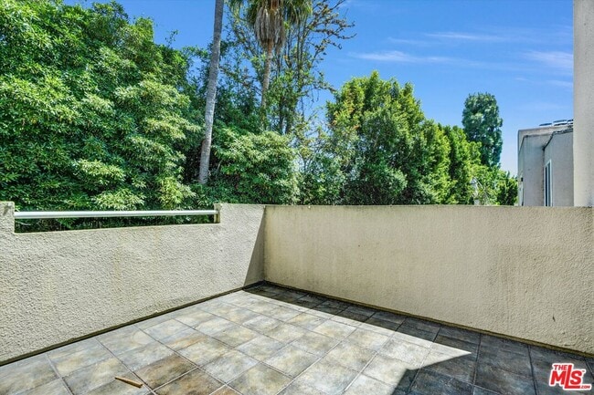 Building Photo - 2222 Beachwood Dr