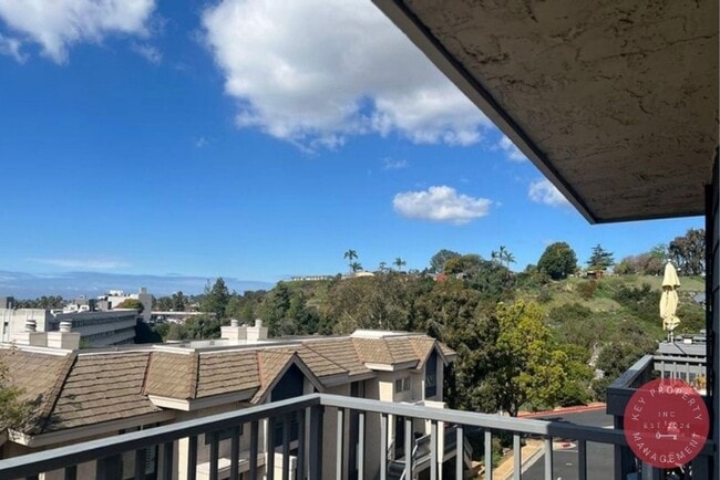 Building Photo - luxurious 3-story condo with stunning view...