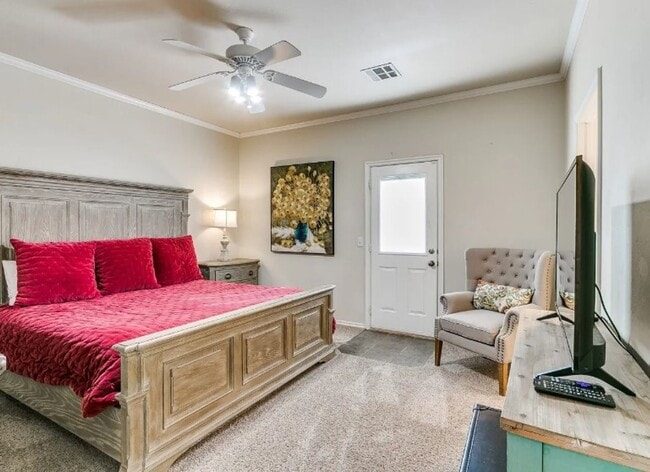 Building Photo - Adorable duplex + Edmond Schools + Lawncar...