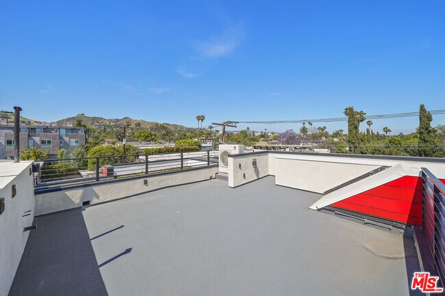 Building Photo - 1204 N Orange Grove Ave