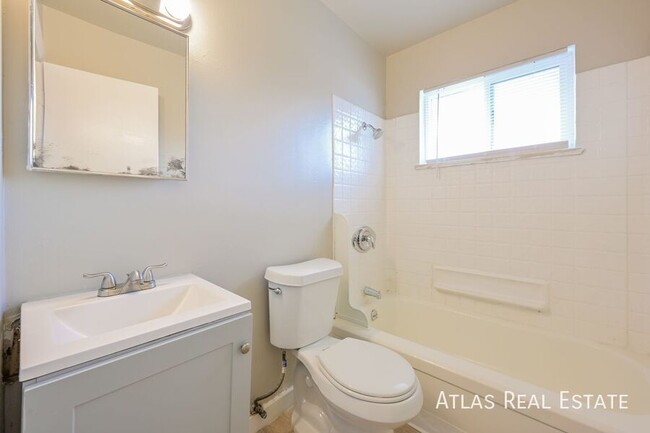 Building Photo - 2 bedroom 1 bath near light rail! Off Stre...