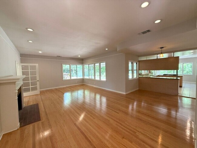 Building Photo - La Cañada Schools-  Family Home - Natural Hardwood, 2 car attached garage, Central A/C, New Appli...
